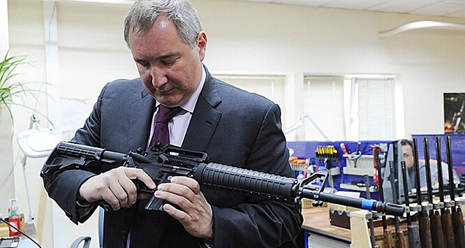 Рогозин показал разработанный "Роскосмосом" пистолет "Капрал"
