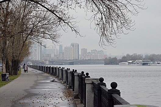 В Москве на Нагатинской набережной автомобиль упал в воду
