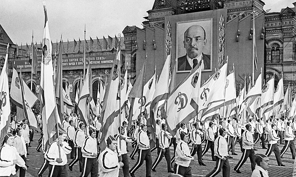 Спортсмены общества "Динамо" на параде физкультурников на Красной площади во время празднования 41-й годовщины Великой Октябрьской социалистической революции, 1958 год