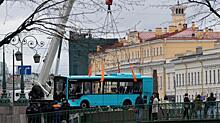 В Сети появились новые данные о жертвах и страшные кадры аварии с автобусом, который затонул накануне в Санкт-Петербурге