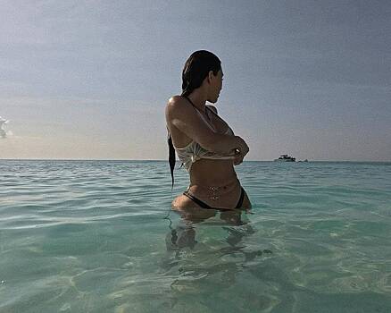 Одна деталь на новом фото Ким Кардашьян в бикини развеселила фанатов
