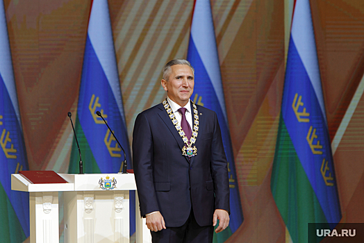 Экс-губернатор ЯНАО вручил Александру Моору почетную награду