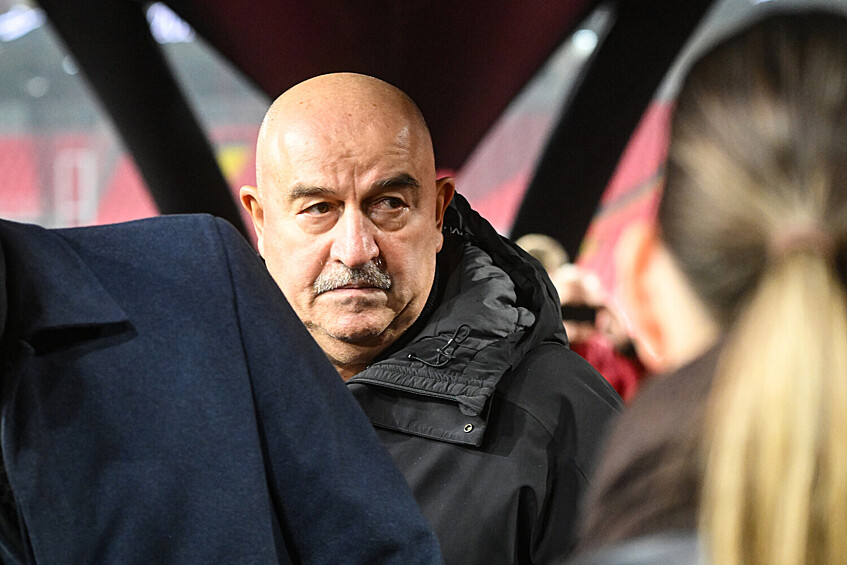 Главный тренер ФК «Ахмат» Станислав Черчесов на церемонии прощания с олимпийским чемпионом 1956 года и лучшим бомбардиром московского «Спартака» Никитой Симоняном на стадионе «Лукойл Арена» в Москве, 27 ноября 2025 года