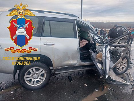 Трое пострадали в жестком ДТП с фурой и Land Cruiser на кемеровской трассе