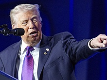 Трамп появился на Национальном молитвенном завтраке со значком истребителя