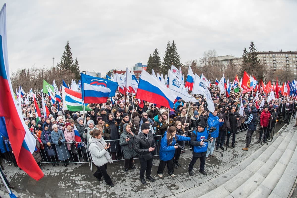 В центре Новосибирска отметили День воссоединения Крыма с Россией — фото