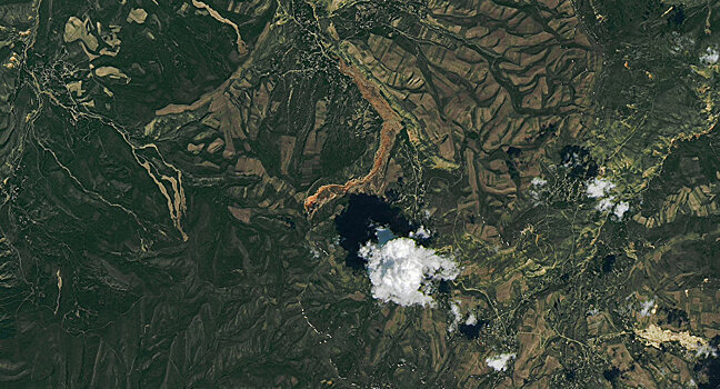 NASA представило спутниковый обзор оползня в Узгене — фото из космоса