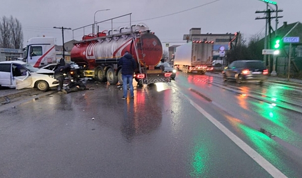 В ДТП с бензовозом в Волгограде 31 декабря погиб водитель легковушки