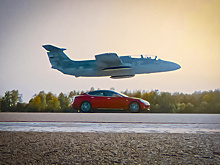 Россияне выполнили смертельно опасный трюк при помощи Tesla и реактивного самолета