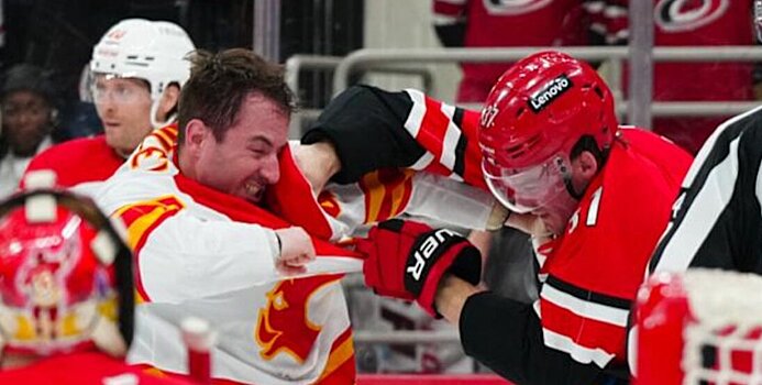 Свечников подрался с Хэнли в матче «Каролины» и «Калгари». Это 3-й бой Андрея в НХЛ