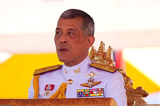Впервые с начала XX века: 67-летний король Таиланда стал многоженцем
