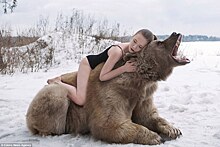 Русские модели разделись в компании медведя