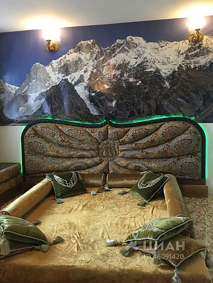 Квартира украшена изображениями гор и песчаных пляжей.