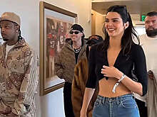 Модель Кендалл Дженнер в топе с глубоким декольте засняли на "Супербоуле"