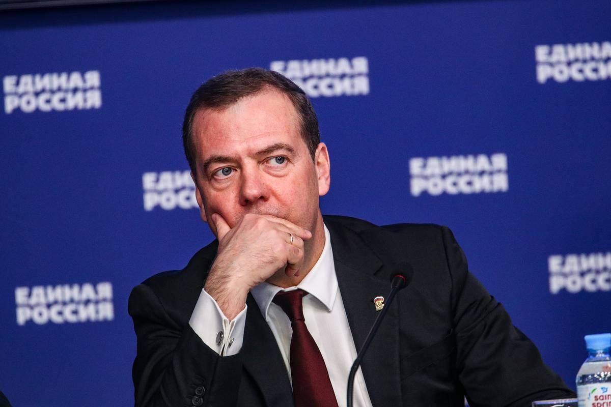Медведев прокомментировал встречу Трампа с плаксивым попрошайкой Зеленским