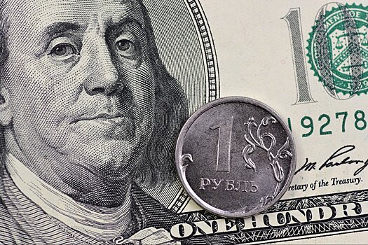 Курс доллара поднялся выше 77 рублей впервые за пять месяцев