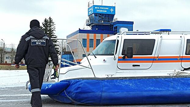 В Свердловской области спасли двух рыбаков, провалившихся под лед