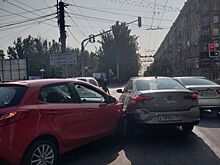 В центре Волгограда три столкнувшиеся иномарки создали большую пробку