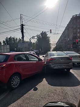 В центре Волгограда три столкнувшиеся иномарки создали большую пробку