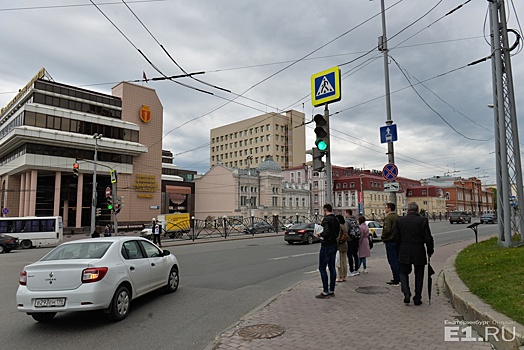 На кольце на Малышева запустили новый светофор