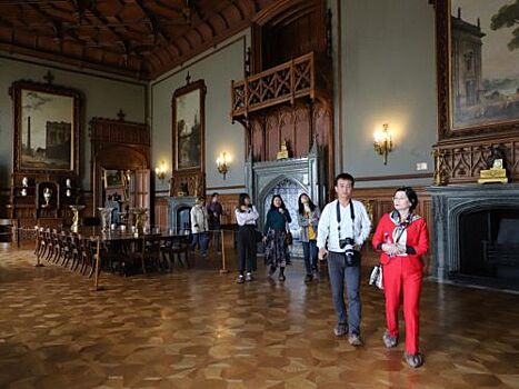 Китайские туристы прогулялись по Воронцовскому дворцу
