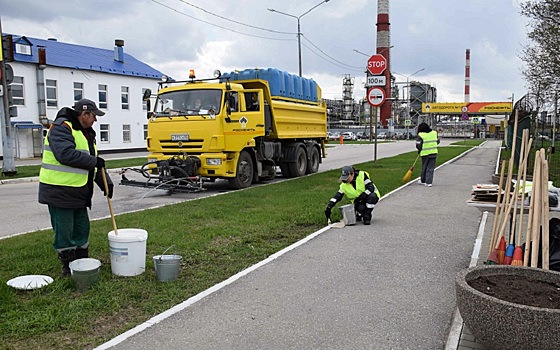 Работники Рязанской НПК провели субботник у завода