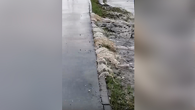 Жителей Ноябрьска озадачил коммунальный «фонтан», угрожающий сохранности асфальта