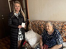 В Курске ветерану Галине Фроловой вручили юбилейную медаль