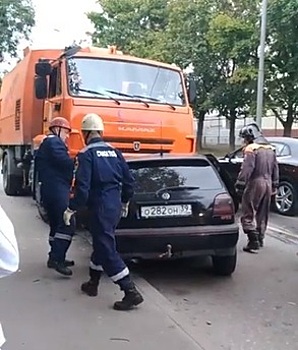 На улице Озёрной Volkswagen влетел в грузовик, пострадал водитель