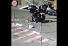 Инцидент с выброшенным из окна и разбившим голову девочке мусором попал на видео