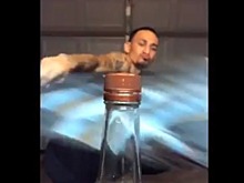 Боец MMA откупорил бутылку ловким ударом ноги. И это превратилось в челлендж (видео)