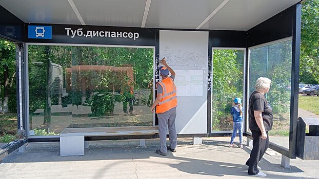 Коммунальщики Оренбурга продолжают очищать улицы, мыть остановки и сажать цветы