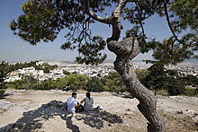 Власти Греции отменили семидневный карантин для туристов из ряда стран