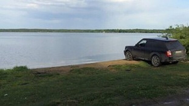 В Унинском районе рыбака оштрафовали за припаркованный на берегу пруда автомобиль