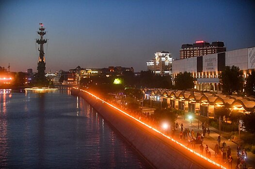 На Крымской набережной зажгли 1418 свечей: так столица встретила 22 июня