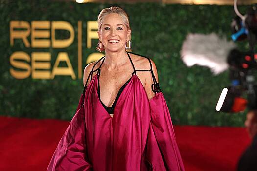 65-летняя Шэрон Стоун вышла в свет в платье с откровенным декольте