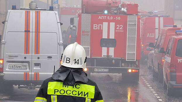 Складские помещения загорелись в районе Печатники в Москве