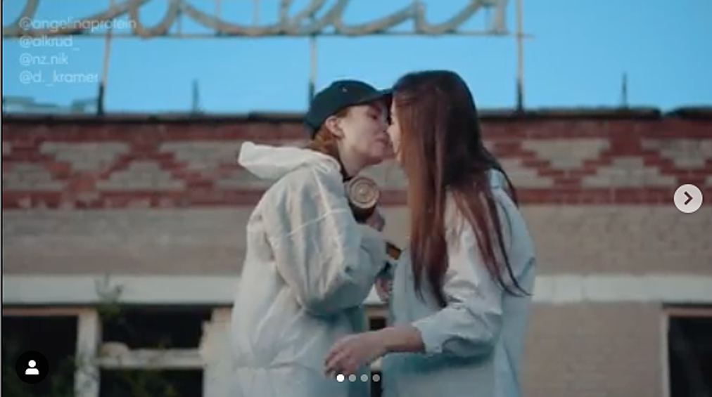 Кроме фотографий, блогеры выложили так же ролик со съемок, где две девушки целуются на камеру.