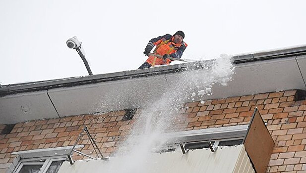 Специалисты "Россетей" устраняют последствия снегопада в Центральной России