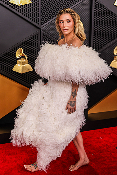 Рэп-исполнительница Kesha на красной дорожке во время церемонии «Грэмми» 