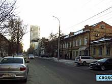 Михаил Булгаков под портретом Марии Дмитриевой читает статью об аресте Сакко и Ванцетти