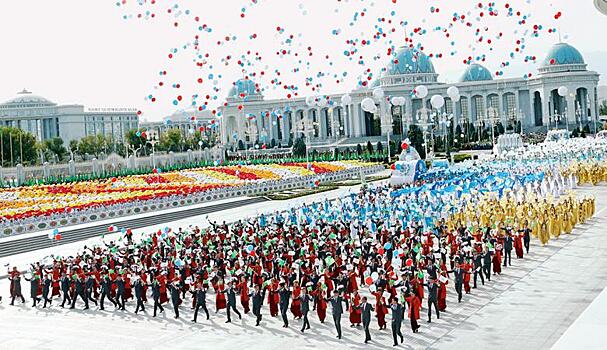 Туркменистан отметил День независимости грандиозным парадом