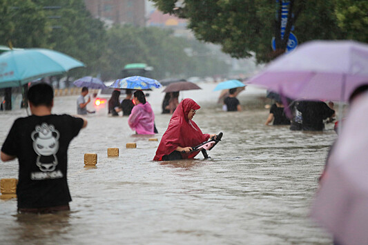 Горный паводок смыл туристов в Китае