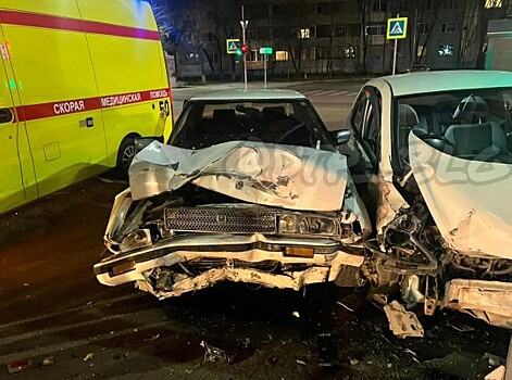 В Благовещенске столкнулись две иномарки, оба водителя пострадали