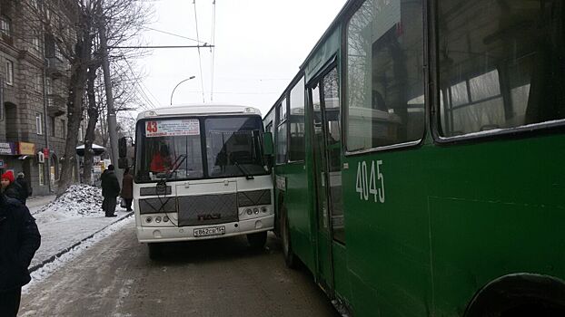 Автобус и троллейбус с пассажирами попали в аварию на Станиславского