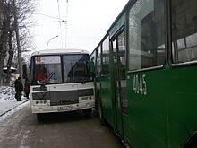 Автобус и троллейбус с пассажирами попали в аварию на Станиславского
