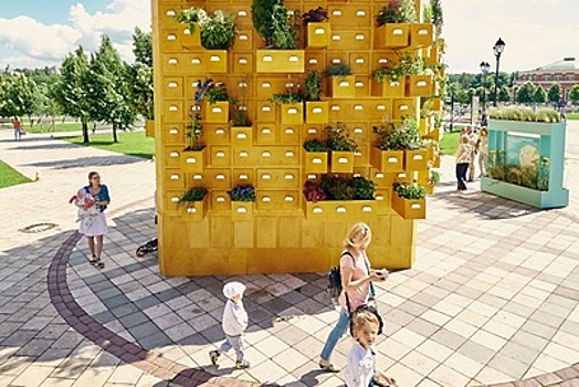 В центре Москвы начали монтировать сады финалистов «Цветочного джема»