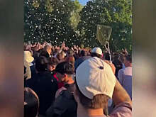 Блогер Oracle скинул мешок купюр на фанатов и стал причиной травмы ребенка