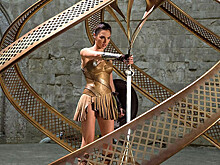 Постер новой "Чудо-женщины" в золотой броне появился в Сети