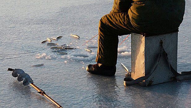 У берегов Сахалина оторвалась льдина с рыбаками